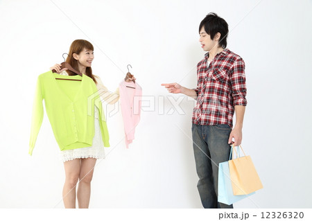 買い物をするカップル 買い物をするカップル 12326320