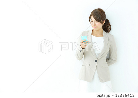 スマートフォン・若いビジネスウーマン 12326415