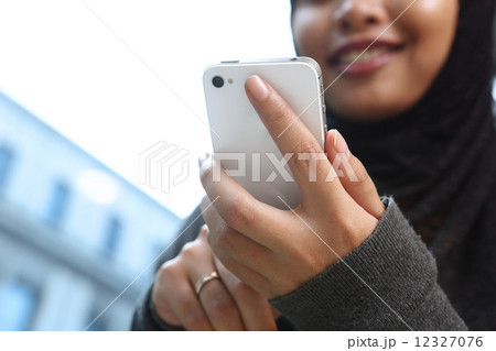 携帯を操作するアジア人女性 12327076