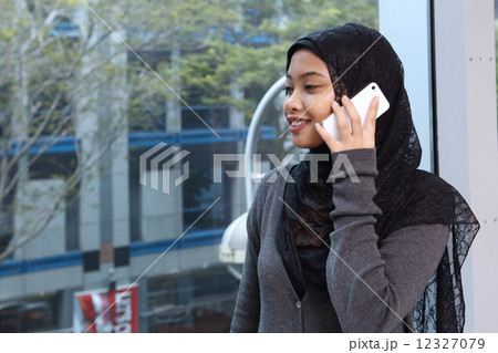 携帯で話すアジア人女性 12327079