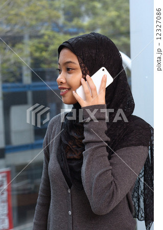 携帯で話すアジア人女性 12327086