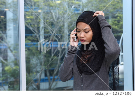 携帯で話すアジア人女性 携帯で話すアジア人女性 12327106