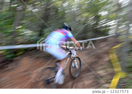 マウンテンバイクの走り マウンテンバイクの走り 12327573