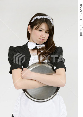 指差す怒ったメイドさん 12328450