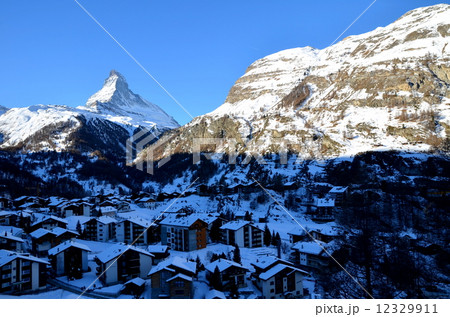 ツェルマットの町とマッターホルン 12329911