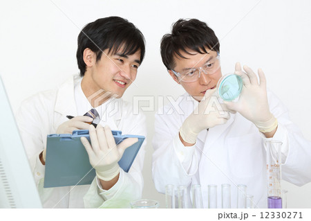 二人の研究者 二人の研究者 12330271