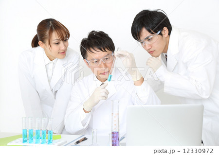 ３人の研究者 12330972