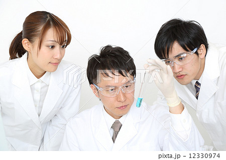 ３人の研究者 12330974