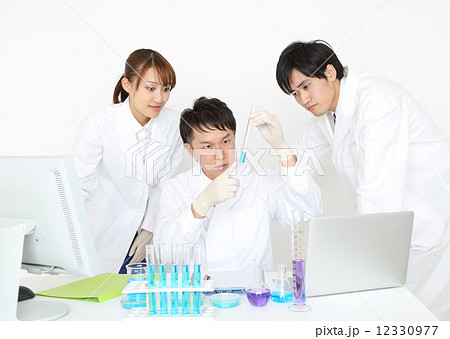 ３人の研究者 12330977