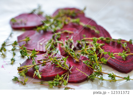 Raw beetroot and thyme 12331372