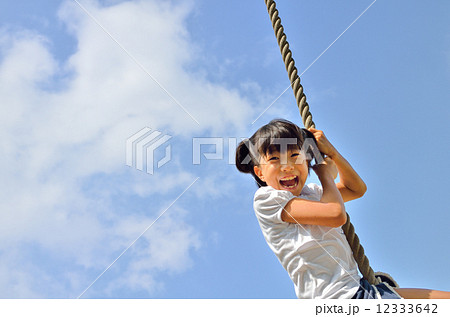 公園の遊具で楽しく遊ぶ女の子 12333642
