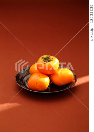 柿と秋の日差し 12333839