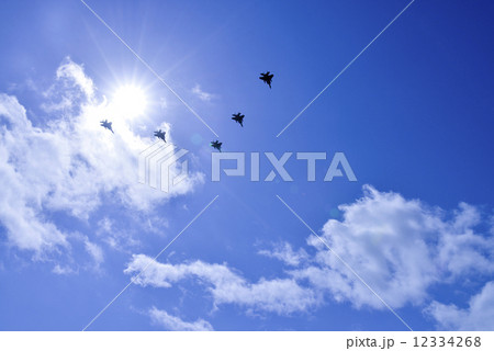 飛行機 大空 スカイブルー 飛行機 大空 スカイブルー 12334268