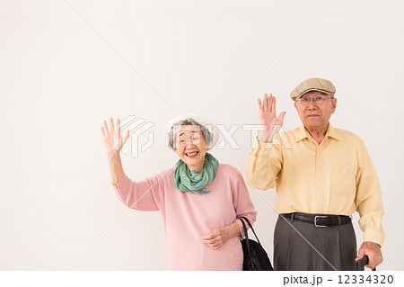 出かけるシニア 12334320
