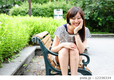公園での女性ポートレート 12336334