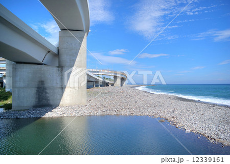 小田原市　西湘バイパスのインターチェンジがある早川河口と海岸の風景 12339161