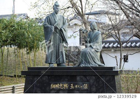 京都　勝竜寺城公園の細川忠興・細川ガラシャ像 12339529