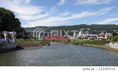 諏訪湖の釜口水門から見る天竜川と釜口橋 諏訪湖の釜口水門から見る天竜川と釜口橋 12340314