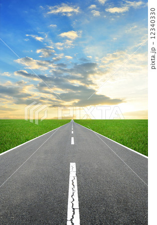 まっすぐな道 12340330