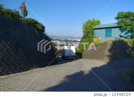 小田原市　石垣山農道からの風景　石垣山農道を下る貨物自動車 12340724