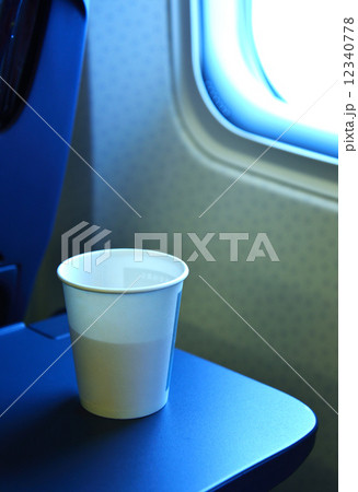 飛行機内のワンシーン 12340778