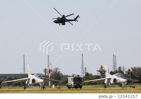 浜松基地航空祭 T-4 の上空を飛ぶ AH64(静岡県 浜松市) 浜松基地航空祭 T-4 の上空を飛ぶ AH64(静岡県 浜松市) 12341157