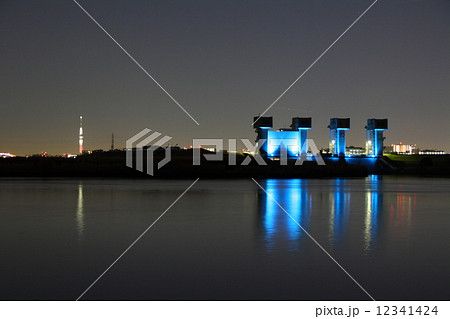 夜の東京スカイツリーと岩淵水門ライトアップ 12341424