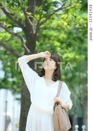 日焼け・若い女性 日焼け・若い女性 12341438