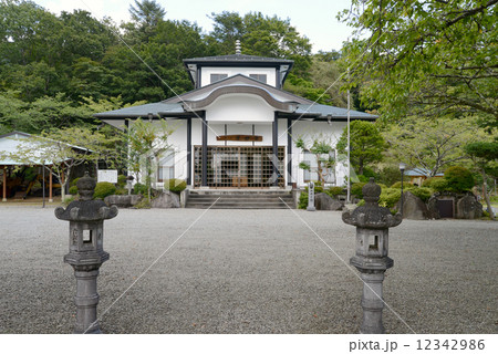 山のモダンな寺 山のモダンな寺 12342986