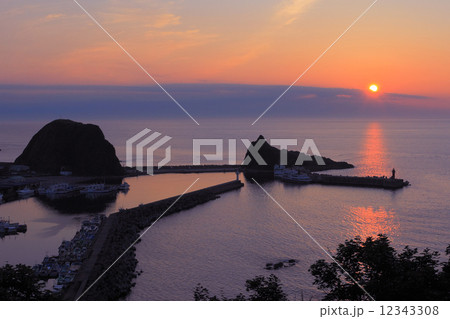 ウトロ港の夕陽 ウトロ港の夕陽 12343308