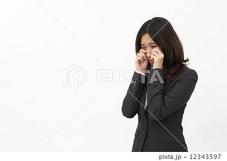 泣いているアジア人ビジネスウーマン 泣いているアジア人ビジネスウーマン 12343597
