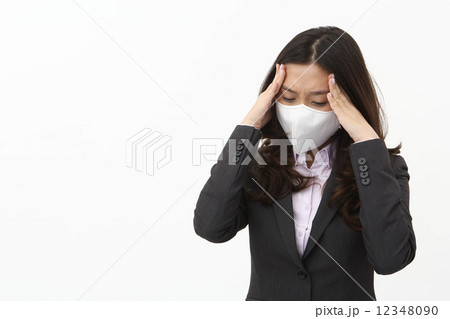 風邪気味のアジア人ビジネスウーマン 12348090