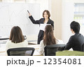 プレゼンテーションをするビジネスウーマン 12354081