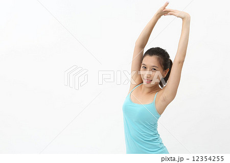 エクササイズをするアジア人女性 エクササイズをするアジア人女性 12354255