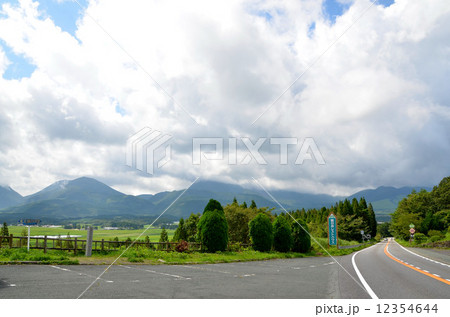 阿蘇と湯布院を結ぶ快適なやまなみハイウエイ　 12354644