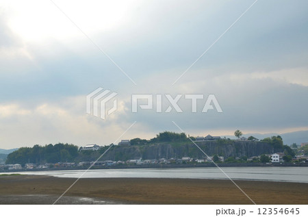 杵築市の八坂川の岸辺の高台に残る南台武家屋敷 12354645