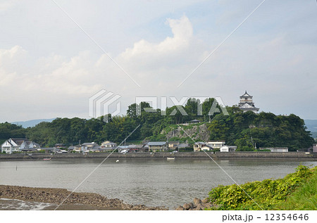 八坂川のほとりの高台にそびえる杵築城 12354646