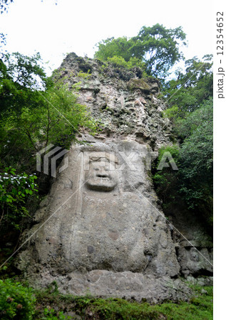 憤怒ではなく微笑んでいる熊野磨崖仏の不動明王像 12354652