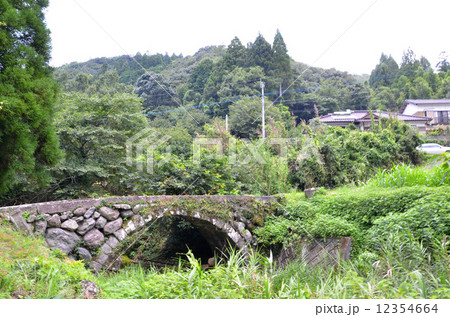 自然石で造られ均整のとれた石橋、宇佐市の一の橋 12354664