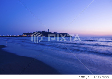 夕暮れの江ノ島 12357099