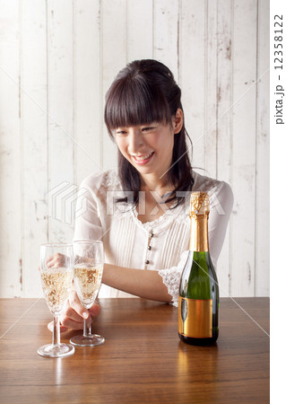 シャンパンと若い女性 12358122