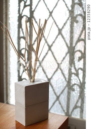 玄関に置いてあるコンクリート製のディフューザー 12358290