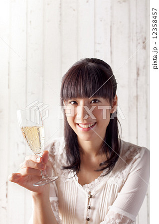 シャンパンと若い女性 シャンパンと若い女性 12358457