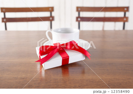 プレゼントとコーヒー プレゼントとコーヒー 12358490