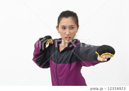 ボクササイズをするアジア人女性 12358923