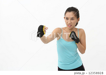 ボクササイズをするアジア人女性 ボクササイズをするアジア人女性 12358928
