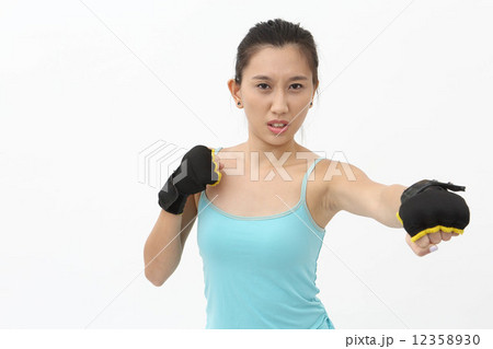 ボクササイズをするアジア人女性 12358930