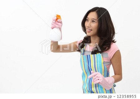 掃除をするアジア人女性 12358955