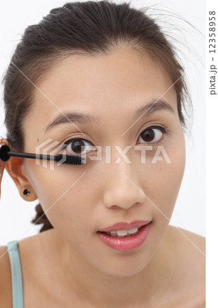 化粧をするアジア人女性 12358958