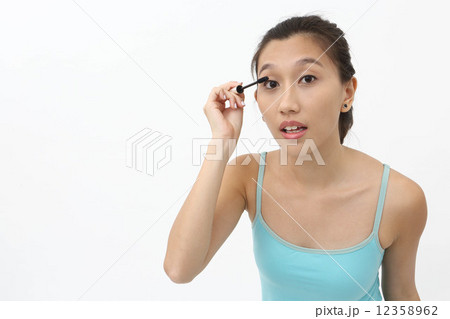 化粧をするアジア人女性 12358962